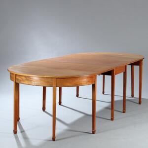 Engelsk Regency spisebord af mahogni, bestående af et klapbord og to halvrunde borde. 19. årh.s begyndelse. H. 76. L. bord. 51163. Halvrunde ender hver B. 121.