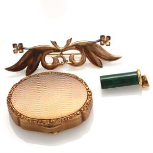 Smykkesæt af 14 kt. guld bestående af pilleæske, læbestifthylster og broche samt malakitvedhæng af 18 kt. guld. L. 4,3, 6 ,5 og 2,5 cm. Vægt ialt 67 gr. 4