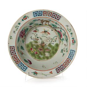 Kinesisk vaskefad af porcelæn, dekoreret i emaljefarver med dyr og blomster. Kina, 19. årh. Diam. 29 cm.