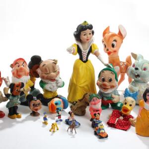 En samling Disney figurer af plastik og metal. H. 3,5-40. 76