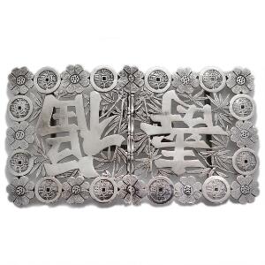 Kinesisk eksport bæltespænde af sølv med langtlivstegn. Mester Hung Chong, Canton eller Shanghai ca. 1860-1930. L. 11 cm.