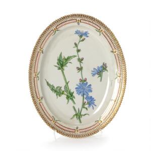 Flora Danica fad af porcelæn, dekoreret i farver og guld med blomster. 3517. Royal Copenhagen. L. 36 cm.
