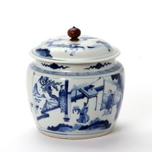 Kinesisk lågkrukke af porcelæn, dekoreret i underglasur blå med felter hvori hverdagsscener. Kangxi 1662-1722. H. 26 cm.