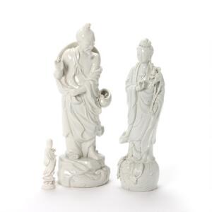 Tre kinesiske blanc-de-chine figurer i form af Guanyin og Vismand. 19.-20. årh. H. 10,5-34,5 cm. 3