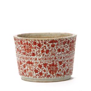 Urtepotteskjuler med rillede sider af porcelæn, dekoreret i jernrød med flagermus, blomster og bladværk. 20. årh. Diam. 26,5 cm. H. 17,5 cm.