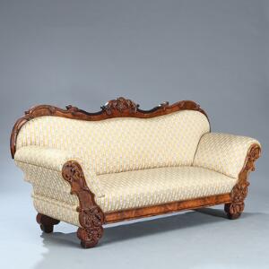 Stor nyrokoko sofa af mahogny. 19. årh.s midte. L. 223.