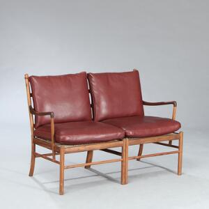 Ole Wanscher Colonial. To-pers. sofa med stel af valnød. Hynder i sæde og ryg betrukket med rødt farvet skind. Model PJ 1492.