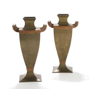 Et par tyske Art deco vaser af messing og kobber graveret med ornamentik. Ca. 1920. H. 36. 2