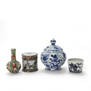 Cloiosonne lågdåse, gennembrudt vase med releif, kop i undergalsur blå og låg krukke med drager. Kina, 19.-20. årh. H. 6,5-17 cm. 4