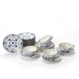 Musselmalet riflet, halvblonde og guldkant. Teservice af porcelæn dekoreret i underglasur blå. Royal Copenhagen. 21