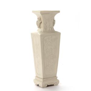 Kinesisk blanc de chine vase, firsidet med paneldekoration i releif med føniks fugl, bambus og blomstrende prunus. 20.-21. årh. H. 45 cm.