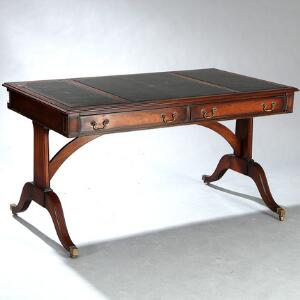 Bevon Funnell Engelsk skrivebord af mahogni, front med to skuffer. Regency stil, 20. årh. H. 76. L. 140. 80.