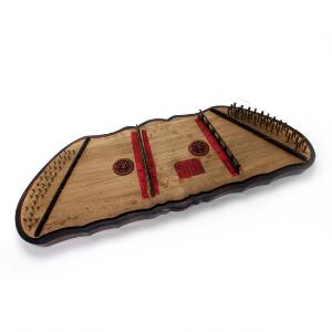 Kinesisk strengeinstrument i bejdset kasse med inskription. 20. årh. L. 75 cm.
