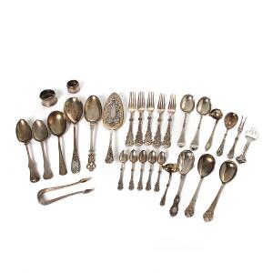 Samling blandet sølv bestående af Tang gafler og skeer mm. 19.-20. årh. Vægt eksl. del med stål 970 gr. 272