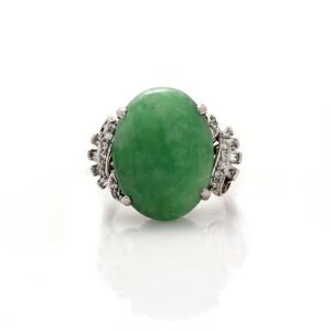 Jade- og diamantring af platin prydet med enkelt-og baguetteslebne diamanter og jade. Str. 56.