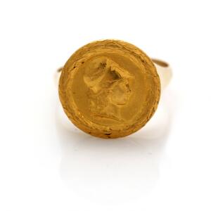 Doktorring af 14 kt. guld med mønt prydet med Minerva hoved i profil omgivet af laurbærkrans. Str. 68. Vægt ca. 10,5 gr. Ca. 1950-60.