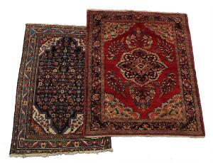 Antik Hamadan tæppe prydet med gentagelsesmønster og semiantik Bordjalon medaljontæppe. Persien. 190 x 125 og 200 x 162. 2