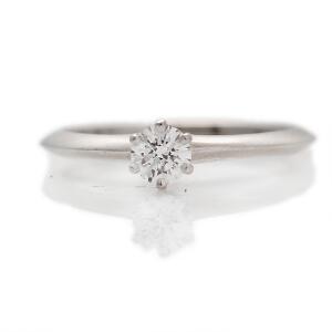 Tiffany  Co. Diamant solitairering af platin prydet med brillantslebet diamant på ca. 0.32 ct. Farve Top Wesselton F. Klarhed VVS. Str. 53.