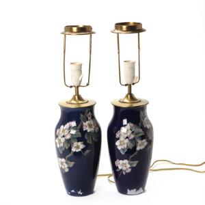 Et par lamper af porcelæn dekoreretde med blomster på blå grund. Royal Copenhagen 279137. H. 31 cm. ex montering. 2