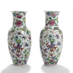 Et par kinesiske vaser af porcelæn dekorerede med blomster i farver. Mærke under bunden. 20. årh. H. 37. 2