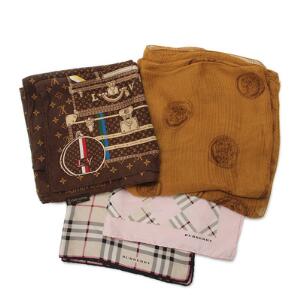 Louis Vuitton, Gucci, Burberry Tørklæde med monogram og kuffertmotiv. Tørklæde med logo, og to tørklæder med Burberry tern. 4