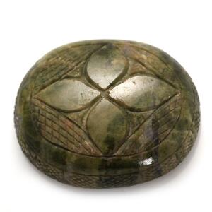 Større oval udskåret cahocbonsleben grossular granat på ca. 1295.40 ct. L. ca. 8 cm. B. ca. 6,5 cm.