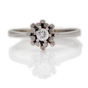 Diamantsolitairering af 18 kt. hvidguld prydet med brillantslebet diamant. Str. 53.