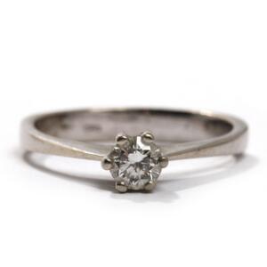 Solitaire diamantring af 14 kt. hvidguld, prydet med brillantsleben diamant på ca. 0,36 ct. Vægt 3 gr. Str. 55.
