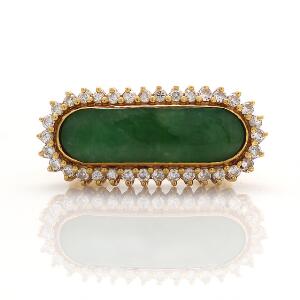 Jade-og diamantring af 18 kt. guld prydet med jade omkranset af talrige brillantslebne diamanter. Str. 56.