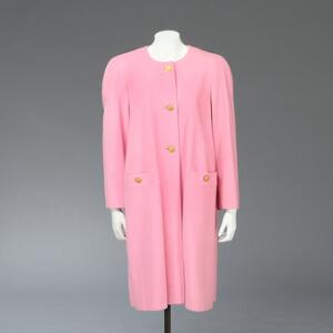 Escada Selskabsfrakke af pink uldsilke og angora blanding. Prydet med gyldne knapper. Str. 40. L. ca. 105 cm.