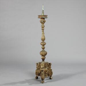 Alterstage af guldbronzeret træ rigt udskåret med hoveder og ornamentik. 18. årh. H. 115.