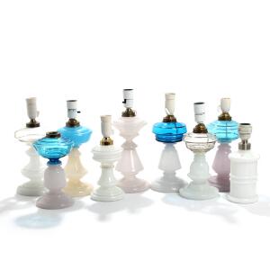 Otte petroleumslamper af kulørt og klart glas. Samt Holmegaard Apotekter bordlampe af opal glas. 19.-20.  årh. H. ekskl. montering 22-27. 9