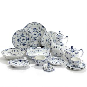 Musselmalet Halvblonde. Dele af kaffe- og middagsservice af porcelæn, Kgl. P., dekoreret i underglasur blå, bestående af 66 dele. 66
