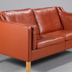 Børge Mogensen Fritstående to-personers sofa med ben af egetræ, sider, ryg og løse hynder med rødbrunt skind. Model  2212. L. 158.