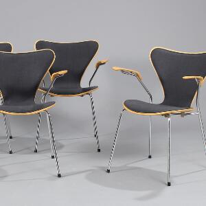 Arne Jacobsen Syveren. Fire armstole af lamineret egetræ, stel af stål, forsider med sort uld. Udført hos Fritz Hansen. 4