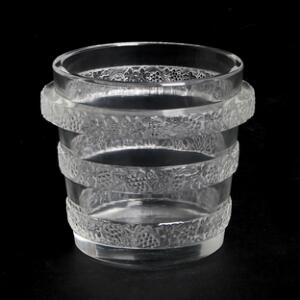 Lalique Vase af glas, prydet med vinløv og drueklaser. Indridset Lalique, France. H. 12,5. Diam. 14,5.