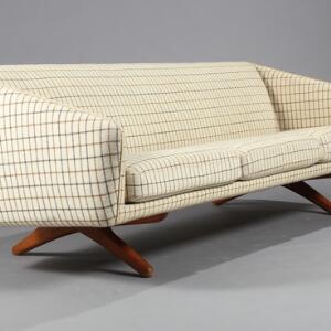 Illum Wikkelsø Tre-personers sofa med krydsbensstel af egetræ betrukket med lyst ternet uld. Udført hos Mikael Laursen. L. 208.