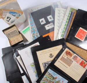 Kasse. Mindre kasse med diverse fra hele verden incl. Danmark med bl.a. et par postfriske ark, Chr.X. 1937-hæfte og meget andet.