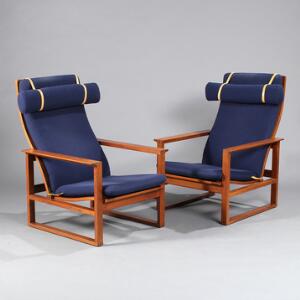 Børge Mogensen Medestolen. Et par højryggede lænestole af mahogni, løse hynder med blå uld. 2