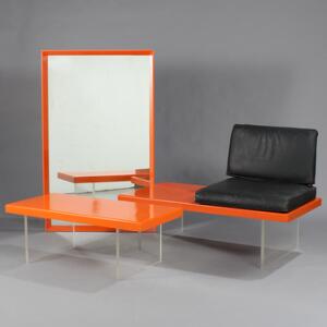 Ubekendt designer Entresæt i tre dele bestående af spejl, bord og bænk, udført af orangelakeret træ, stål og plexiglas. 3