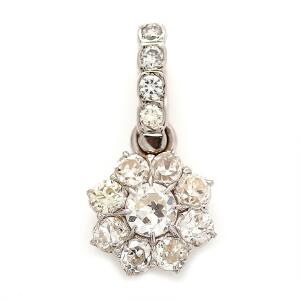 Diamantvedhæng af 14 kt. hvidguld prydet med talrige brillantslebne diamanter på ca. 1.10 ct. Farve Wesselton-Crystal. Klarhed. VS1-SI1. L. 2,3 cm.