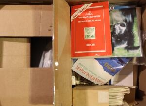 Flyttekasse. Med afklip, en del kataloger hvori der ligger løse frimærker, færøerske årsmapper 1985-1994, grønlandske årsmapper 1982-1990 m.m.