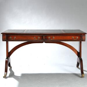 Bevon Funnell Engelsk fritstående skrivebord af mahogni, front med to skuffer. Regency stil, 20. årh. H. 75. L. 138. B. 80.