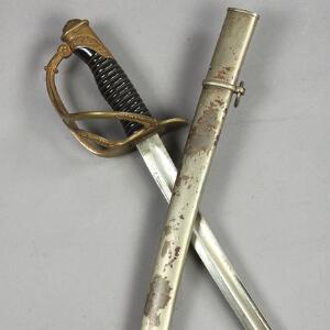 Fransk kavalleriofficerssabel M1883 i skede. 1