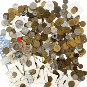 Samling af spillemønter, transportpoletter, parkeringspoletter og gasmønter med mere, i alt flere hundrede stk.