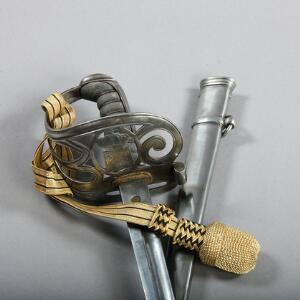 Usædvanlig dansk sabel i skede af Herazcek med gennembrudt stålfæste i engelsk stil. 1