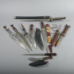 5 afrikanske knive, 2 kukri, en forskæresæt og en nyfremstillet Wakizashi. 9