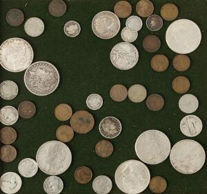 USA, 4 bakker med mønter, bl.a. en sølvdollars 1899O, 1900, 1921D, 12 Dollar 1901, 1939, 1943, 1945-1947 samt diverse andre sølvmønter m.m.