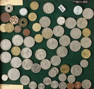 9 bakker med mønter fra Australien, Filippinerne, Hong Kong, Japan, Kina, New Zealand og Thailand med flere, i alt flere hundrede stk.