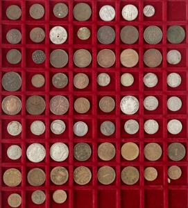 Danske og norske skillingsmønter på 2 Lindner bakker med bl.a. speciedaler 1840, H 3A m. monteringsspor, i alt 95 stk.
